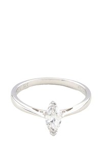 Anillo de oro blanco con un diamante talla marquesa en el centro, con una banda elegante y un diseño minimalista. Acabado pulido, sin acentos adicionales.