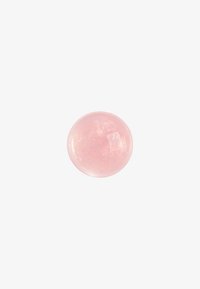 Glänzende rosa Kugel mit dezenten Glitzereffekten, zentriert auf einem schlichten weißen Hintergrund.