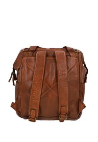 Rudas odinis kuprinė su dviem reguliuojamais dirželiais, kišenėmis su užtrauktukais ir tekstūruotu paviršiumi, kuriame yra siuvinėti raštai ir metalinės detalės.