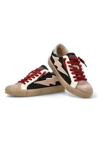 Un par de zapatillas bajas con lados de purpurina negra, diseño de rayo beige, cordones rojos, punteras beige y suelas de goma sobre un fondo blanco.