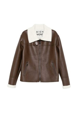 Giacca in pelle marrone con colletto in pelliccia shearling bianco, zip frontale e due tasche laterali con zip. Presenta una texture liscia e un design moderno.