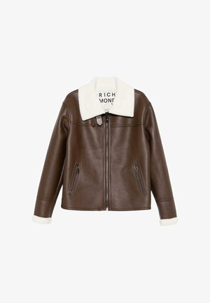 Giacca in pelle marrone con colletto in pelliccia shearling bianco, zip frontale e due tasche laterali con zip. Presenta una texture liscia e un design moderno.