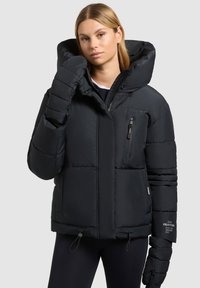 Černá péřová bunda s kapucí, která má kapsy na zip a na knoflíky, převislé rukávy a nastavitelné spodní okraje pro pohodlné nošení.
