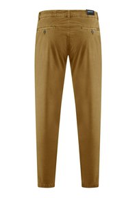 Slim-fit, brązowe spodnie bawełniane z dwoma tylnymi kieszeniami, szlufkami na pasek i gładką teksturą. Czysty design i zwężane nogawki bez widocznych wzorów.