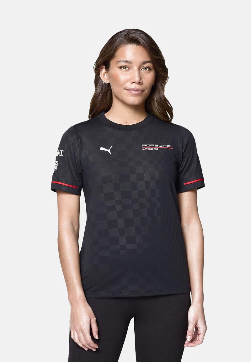 Czarna koszula krótko rękawowa w wzór w kratkę. Posiada logo Pumy na piersi oraz branding Porsche Motorsport w kolorze czerwonym. Gładka faktura.