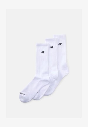 Hvide bomuldsokker i en pakke med tre, med ribbet tekstur og et sort logo på manchetterne. Simpelt design med en klassisk form.