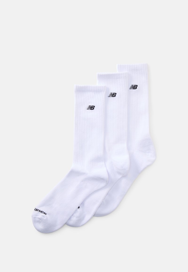 Chaussettes blanches en coton, vendues par packs de trois, avec une texture côtelée et un logo noir sur la bordure. Design simple avec une forme classique.