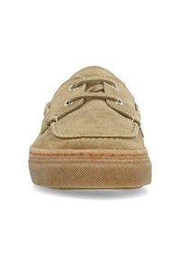 Beige suède boot met een ronde neus, voorzien van metalen oogjes voor de veters, een gestructureerde rubberen zool en geborduurde detaillering langs de randen.