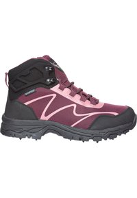 Scarpa da trekking impermeabile altezza media con tomaia in tessuto bordeaux e rosa, dettagli in sintetico nero e suola in gomma testurizzata con trazione.