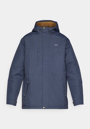 Giacca isolante blu navy con cappuccio foderato in pelliccia, tasche anteriori e chiusura con zip. Caratterizzata da hardware resistente e una vestibilità comoda.