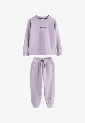 Lilla sweatshirt og matchende joggers lavet af blødt stof. Har teksten "BAKER" i sort på begge dele og en snøre i bukserne.