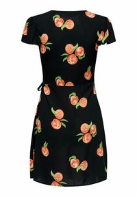 Robe portefeuille noire à manches courtes avec imprimé de pêches orange et feuilles vertes, taille ajustée et jupe légèrement évasée.