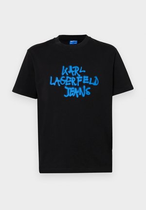 Melnas kokvilnas T-krekls ar īsām piedurknēm, priekšpusē ar zilu aerosola krāsā uzrakstītu "KARL LAGERFELD JEANS" tekstu drosmīgā grafiti stilā.