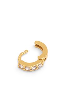 Boucle d'oreille en or avec un design incurvé, ornée de cinq cristaux transparents à l'avant, surface métallique lisse et dos ouvert.