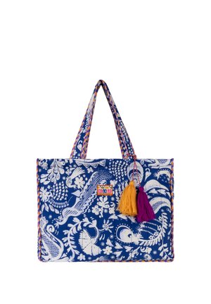 Blauwe draagtas met witte bloemen- en vogelpatteren, met twee stoffen handvatten en gele en paarse kwastjes die aan de voorkant hangen.