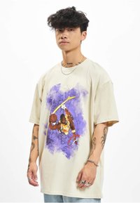 Upscale by Mister Tee BASKETBALL CLOUDS 2.0 OVERSIZE - T-shirts med print - sand