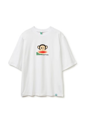 Camiseta blanca de manga corta con la cara de un mono de dibujos animados guiñando un ojo y el texto "paul frank" impreso debajo del gráfico en el centro delantero.