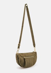 Borsa a tracolla verde oliva realizzata in materiale testurizzato, con una forma curva, dettagli in metallo dorato e una tasca frontale con zip.