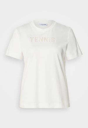 Weißes Baumwoll-T-Shirt mit kurzen Ärmeln und rundem Ausschnitt, auf der Vorderseite mit dem Wort "TENIS" in strukturierten, erhabenen Buchstaben.