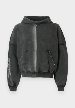 Perdidelio dydžio juodas džemperis su gradientiniu efektu, priekyje kišenė, riboti rankogaliai ir išsamus grafikos atspaudas ant rankovės. Minkšta medžiaga.