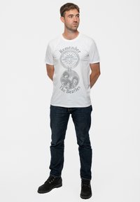 Paradiso Clothing THE BEATLES REMEMBER SGT PEPPER LONELY HEARTS - Print T-shirt - white