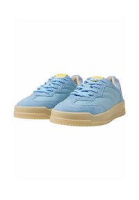 Sneaker azzurro chiaro in suede, con dettagli texture, suola in gomma spessa color crema e lacci blu con accenti gialli.