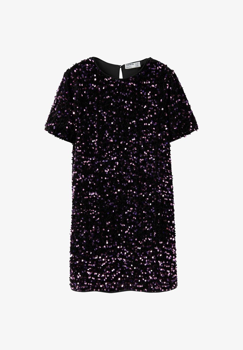Juoda suknelė, padengta violetiniais blizgučiais, trumpomis rankovėmis, apvalia iškirpte ir raktų skylutės nugaros detale. Tekstūruotas paviršius su blizgiu apdaila.