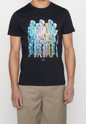 T-shirt noir présentant des squelettes colorés superposés en bleu, rose, vert, jaune et blanc, debout en groupe.