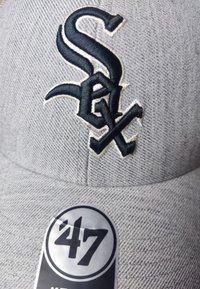 Szara czapka baseballowa z haftowanym czarno-białym logo „Sox”. Zawiera okrągłą metkę marki '47 oraz teksturowany materiał.
