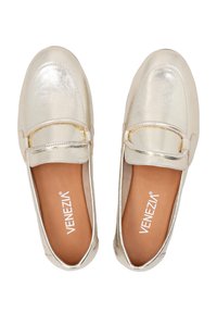 Metallisch goldene Slipper mit glatter Textur, ausgestattet mit einem dekorativen Riemen und einer gepolsterten Innensohle. Das Markenlogo ist auf der Innensohle sichtbar.