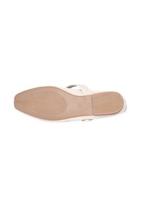 Sandalo in tessuto beige con suola testurizzata, cinturino regolabile e design flat. La suola presenta un motivo rigato per una migliore aderenza.