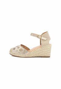 Sandalias de cuña con un upper dorado metálico, recortes en forma de flor, parte trasera a cuadros y detalles de yute trenzado en la suela. Correa en el tobillo ajustable.