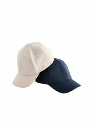 Zwei schlichte Baseballkappen, eine beige und eine marineblau, nebeneinander auf weißem Hintergrund platziert.