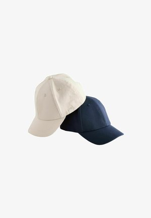 Due cappellini da baseball semplici, uno beige e uno blu navy, posizionati uno accanto all'altro su uno sfondo bianco.
