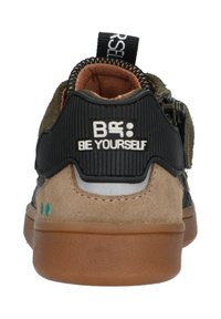 Sneaker con tomaia in suede e tessuto nei colori verde, marrone e nero. Presenta una suola in gomma, un manico e testo stampato sul tallone.