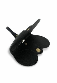 Portefeuille en cuir noir avec une finition texturée, présentant une forme de papillon, des fermetures à pression en laiton, et un design plat et ouvert pour un accès facile.