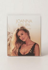 Czarna bielizna eksponowana na opakowaniu z modelką o długich włosach na tle z delikatnym gradientem, podkreślona złotym napisem "ESOTIQ."