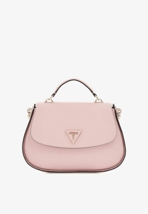 Borsa sintetica rosa con chiusura a pattina, manico superiore, hardware dorato e un accento a triangolo con logo sul fronte. Texture liscia.