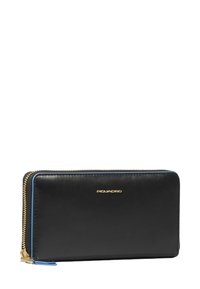 Cartera negra de cuero con herrajes dorados, bordes con acento azul y cierre de cremallera. Textura suave, forma rectangular, con el logotipo de la marca.