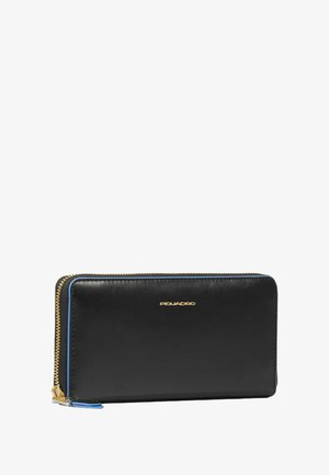 Portefeuille en cuir noir avec garnitures dorées, bords accentués bleu, et fermeture zippée. Texture lisse, forme rectangulaire, avec logo de la marque.