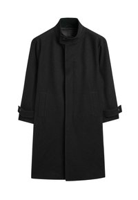 Cappotto nero con colletto alto, chiusura frontale a scatto e tasche laterali. Caratterizzato da maniche lunghe con polsini arrotolati e un tessuto liscio e strutturato.