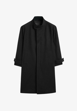 Cappotto nero con colletto alto, chiusura frontale a scatto e tasche laterali. Caratterizzato da maniche lunghe con polsini arrotolati e un tessuto liscio e strutturato.