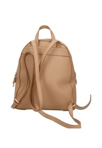 Zaino in pelle beige con spallacci regolabili, forma arrotondata, texture liscia e tasca con zip sul lato. Dettagli in metallo dorato.