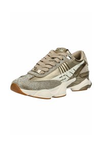 Scarpa sportiva beige con tomaia in rete testurizzata, dettagli metallici e suola bianca. Presenta lacci e colletto imbottito per un maggiore comfort.