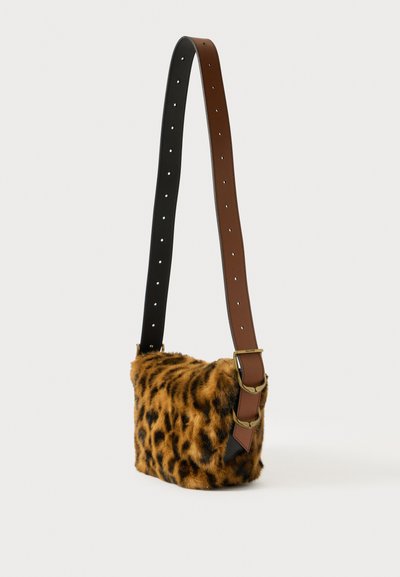 Braune Leopardenmuster-Faux-Fur-Crossbody-Tasche mit einem abnehmbaren, schwarz-braunen verstellbaren Tragegurt und einem goldfarbenen Schnallendetail.