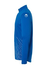 Blauw langsleef atletisch shirt met een hoge kraag, met witte diagonale lijnen aan de voorkant en een logo op de linker schouder. Zacht materiaal.