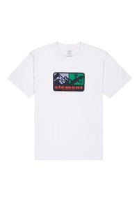 T-shirt in cotone bianco con una grafica rettangolare in verde, grigio e nero che presenta design di montagne e lucertole, con la scritta "element" sotto.