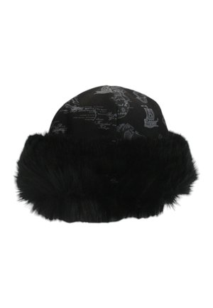 Cappello nero con visiera in pelliccia, caratterizzato da un tessuto liscio con una stampa mappale sottile in grigio. Corona arrotondata e texture accogliente.