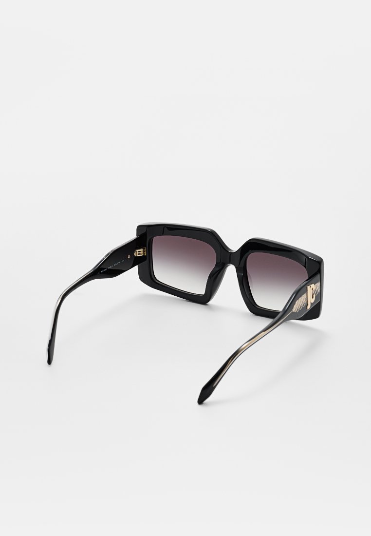 Schwarze rechteckige Sonnenbrillen mit verlaufenden Gläsern, glänzender Oberfläche, metallischen Akzenten an den Bügeln und einem klobigen Design.