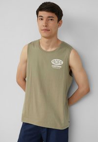Olivgrünes ärmelloses Shirt aus Baumwolle mit rundem Halsausschnitt; verfügt über weißen "PACIFIC CUSTOMS"-Text und einen lockeren Sitz.
